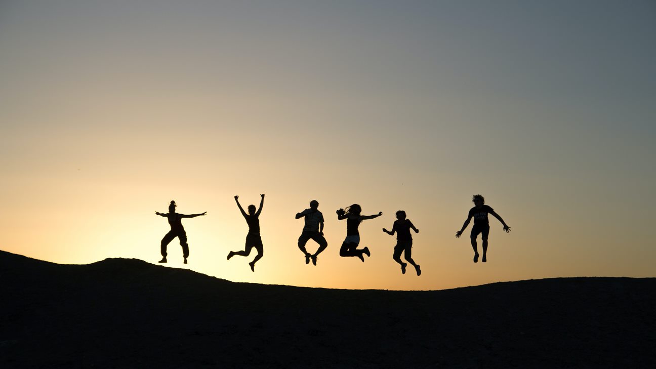 kids jumping siloutte-1296×729
